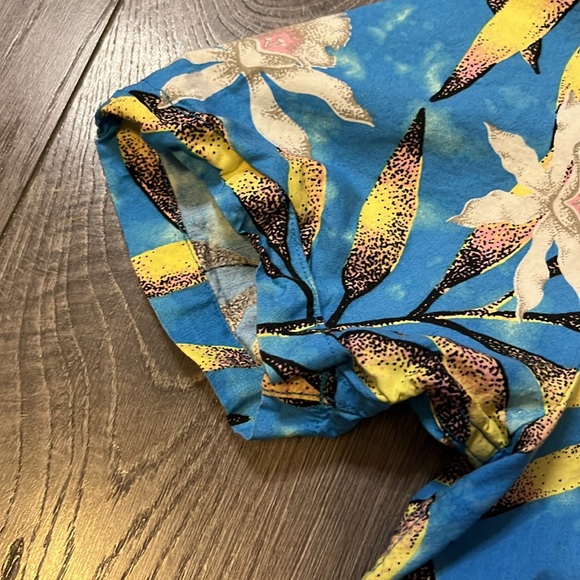 ☀️NWOT Volcom Floral Pattern shirt Sleeve Dress Shirt PTP 20” - Picture 2 of 7